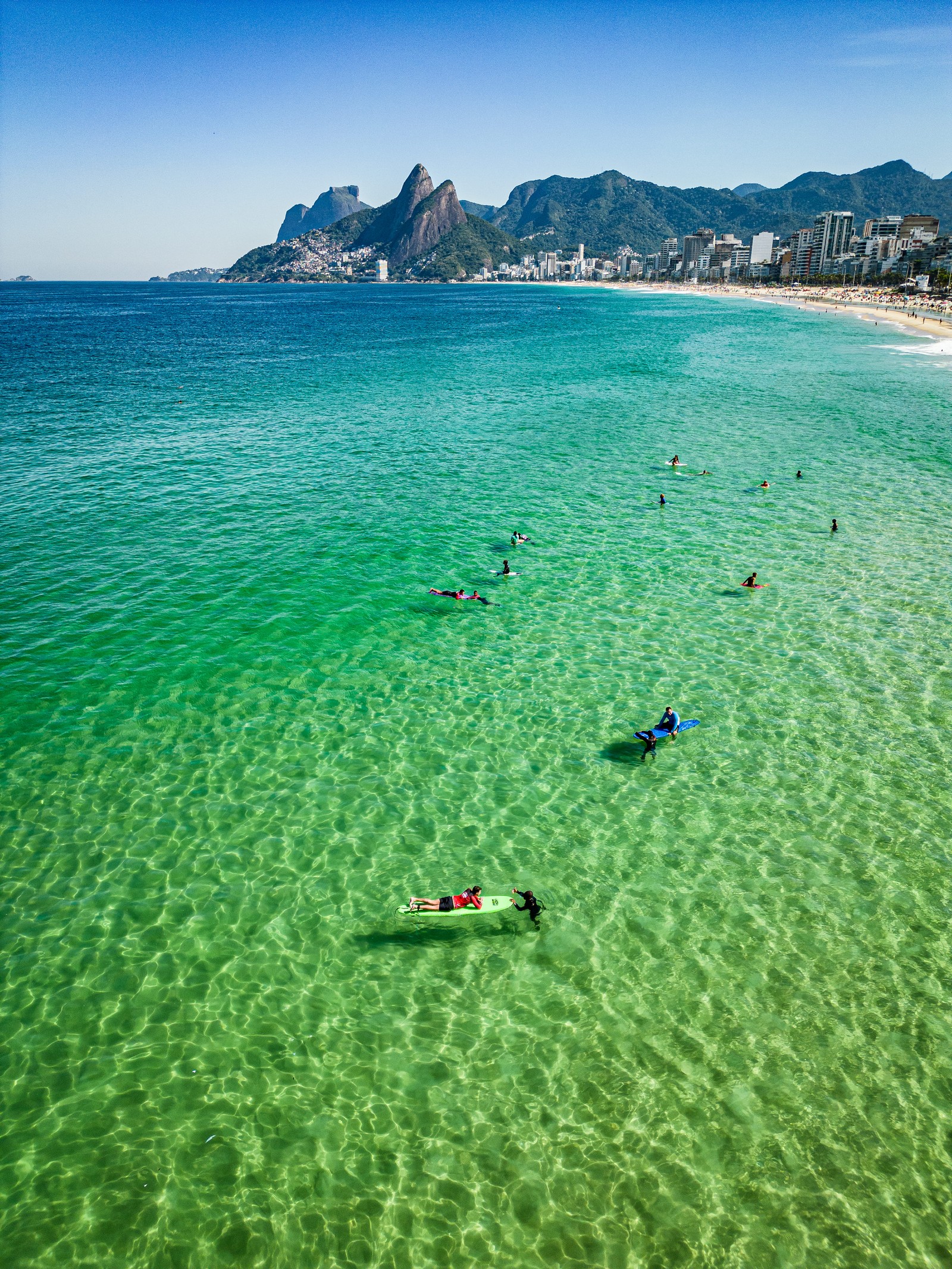 Banhistas aproveitam o mal calmo e cristalino — Foto: Hermes de Paula / Agência O Globo