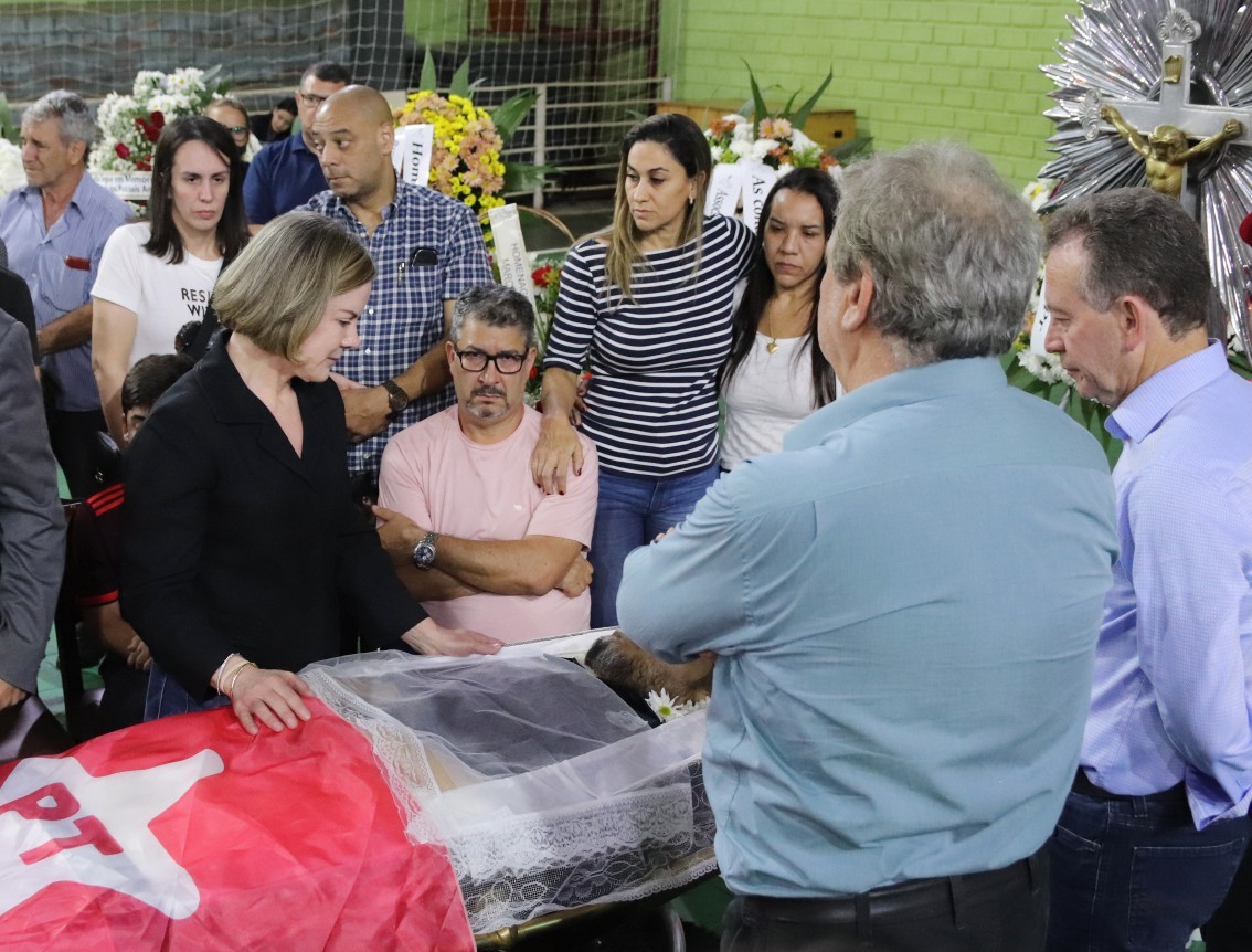 A presidente do PT, Gleisi Hoffmann, participou do velório do tesoureiro do partido que foi morto a tiros por um apoiador de Bolsonaro, em Foz do Iguaçu. (Foto: Christian Rizzi / AFP)