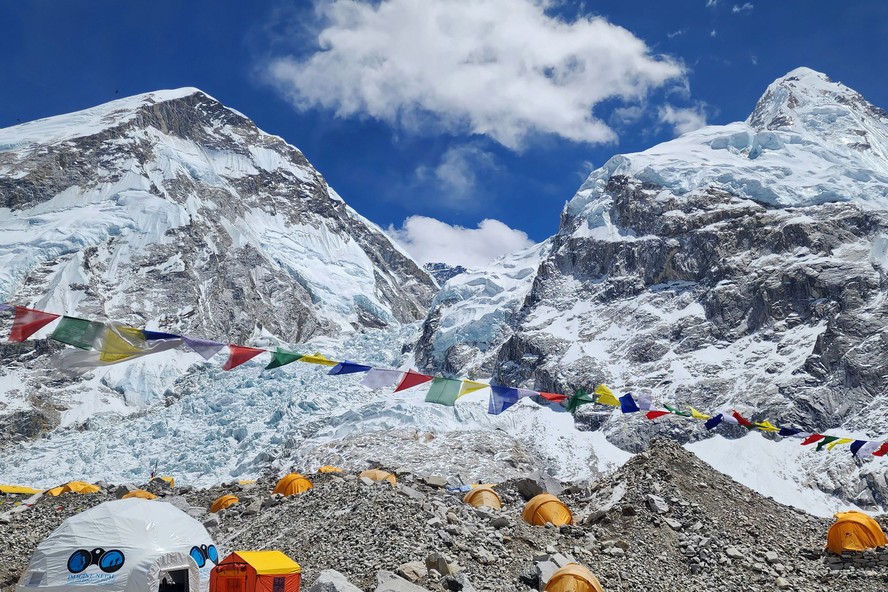 Tendas de montanhistas são montadas na base de acampamento em Solukhumbu