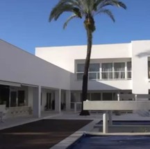 Imóvel onde vive a apresentadora Ana Hickmann aposta no minimalismo e no branco — Foto: Reprodução/YouTube