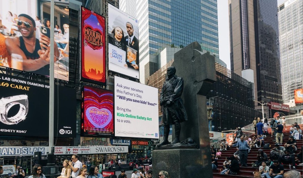 ParentsSOS lançou, na semana do Dia dos Pais, uma campanha publicitária na Times Square, em Nova York, pela segurança dos jovens na internet — Foto: Jeenah Moon/The New York Times