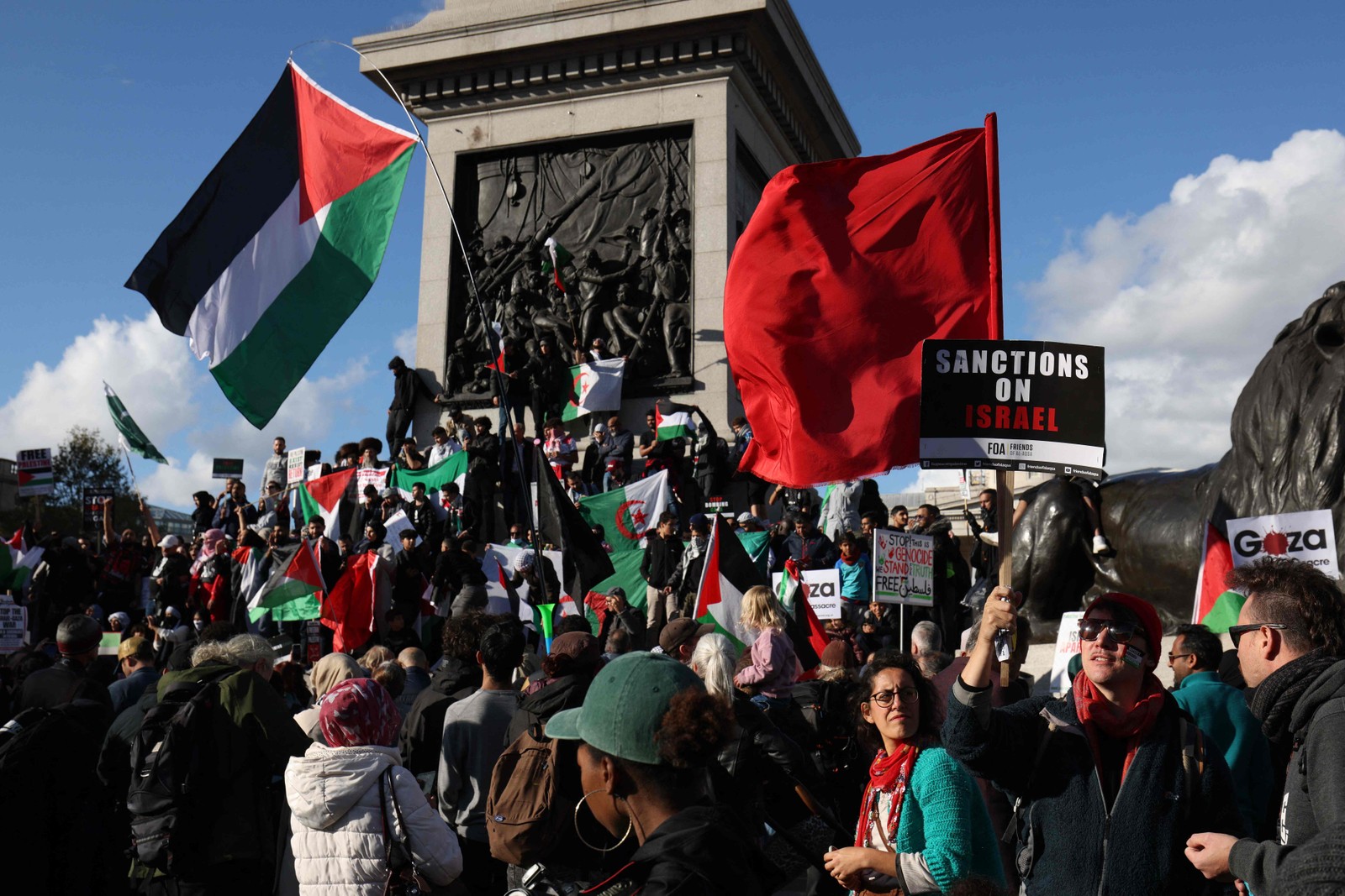 Protesto pró-Palestina aconteceu em Londres neste sábado (14) — Foto: Adrian Dennis/AFP