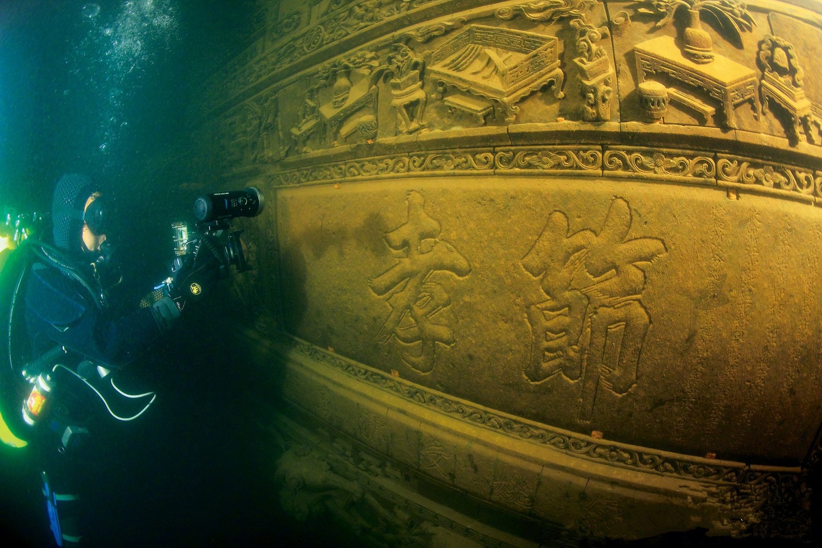 Construída no século 1, durante a Dinastia Han Oriental, ela foi submergida em 1959, para a construção da primeira usina hidrelétrica do país — Foto: Reprodução