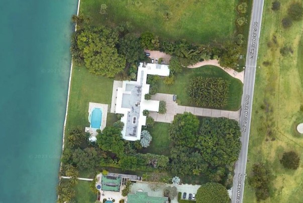 Jeff Bezos comprou mansão à beira-mar em Indian Creek Village — Foto: Google Maps