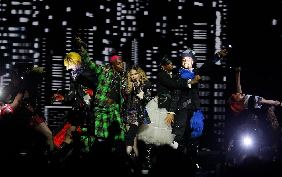 Madonna agita público em Copacabana — Foto: Alexandre Cassiano/Agência O Globo