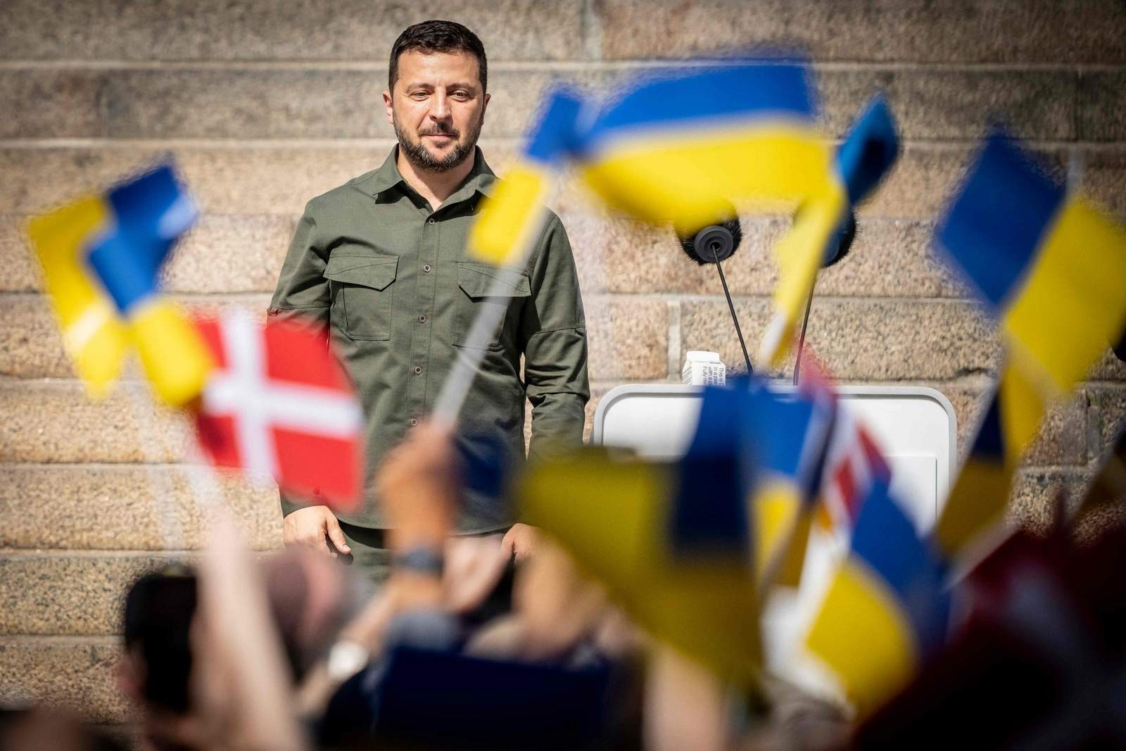 O presidente ucraniano Volodymyr Zelensky fala à multidão em frente ao Parlamento dinamarquês em Copenhague, Dinamarca — Foto: Mads Claus Rasmussen / Ritzau Scanpix / AFP