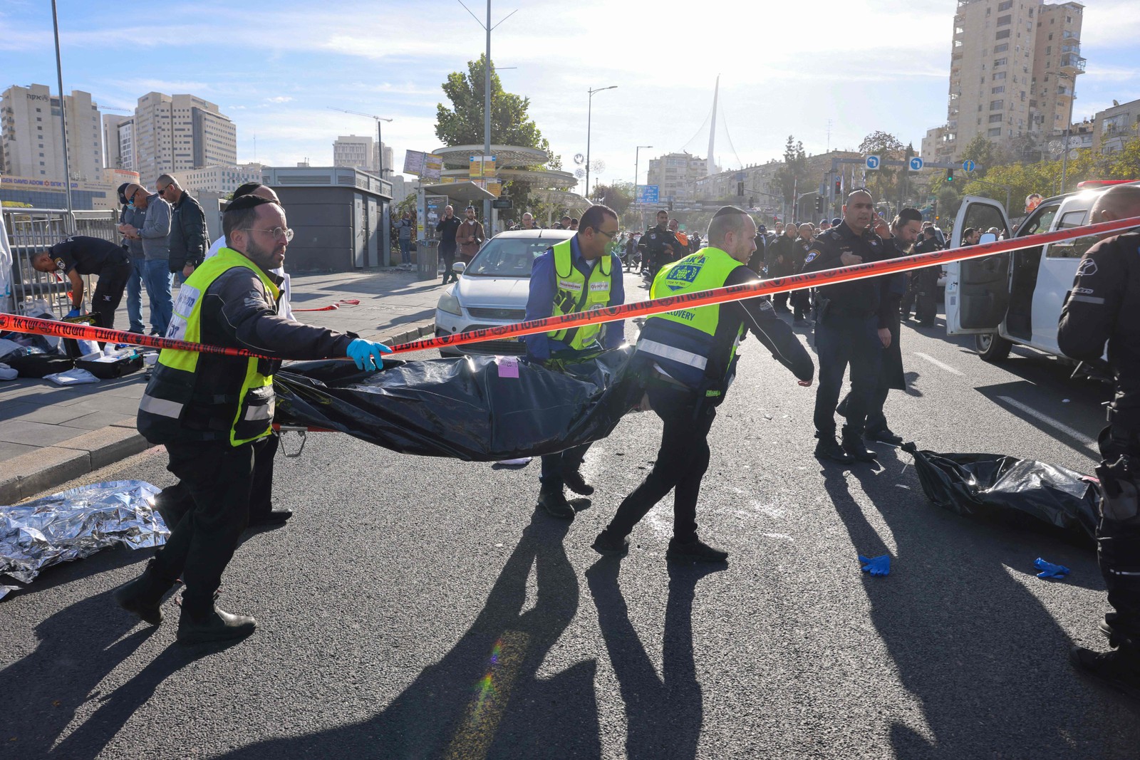 Duas pessoas morreram e oito foram feridas durante tiroteio do Hamas em Jerusalém — Foto: Menahem KAHANA / AFP