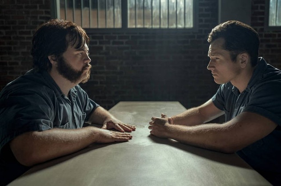 Paul Walter Hauser e Taron Egerton em cena de 'Black bird' (Foto: Divulgação) — Foto:         