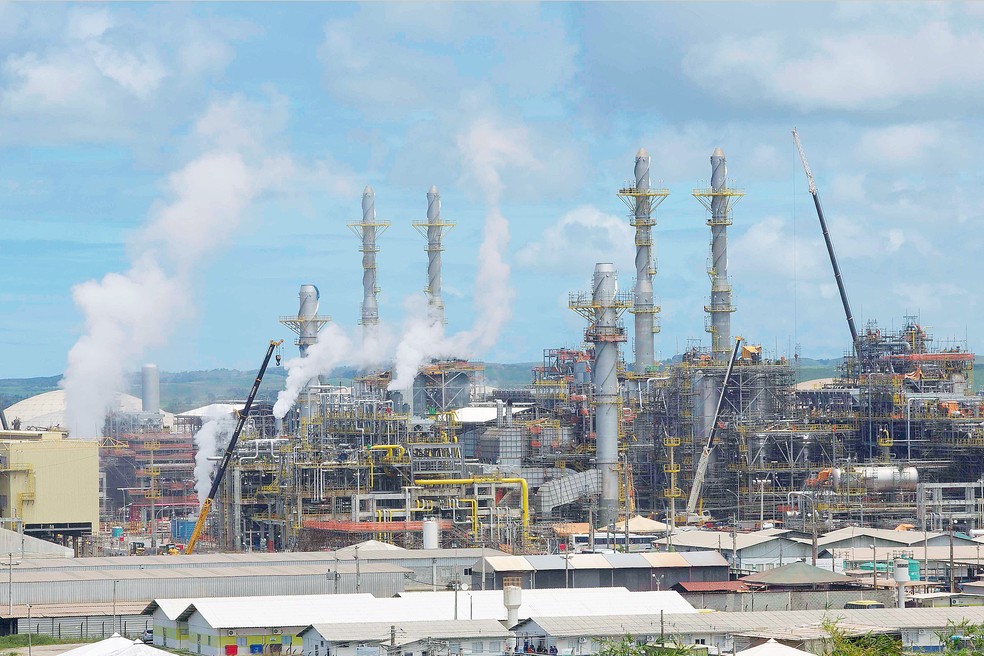 A Refinaria de Abreu e Lima (Rnest), da Petrobras, fica em Pernambuco — Foto: Agência O Globo