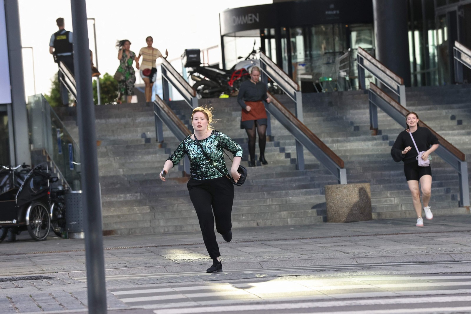 Pessoas correm para fora do shopping em Copenhague — Foto: Olafur Steinar Gestsson / Ritzau Scanpix / AFP