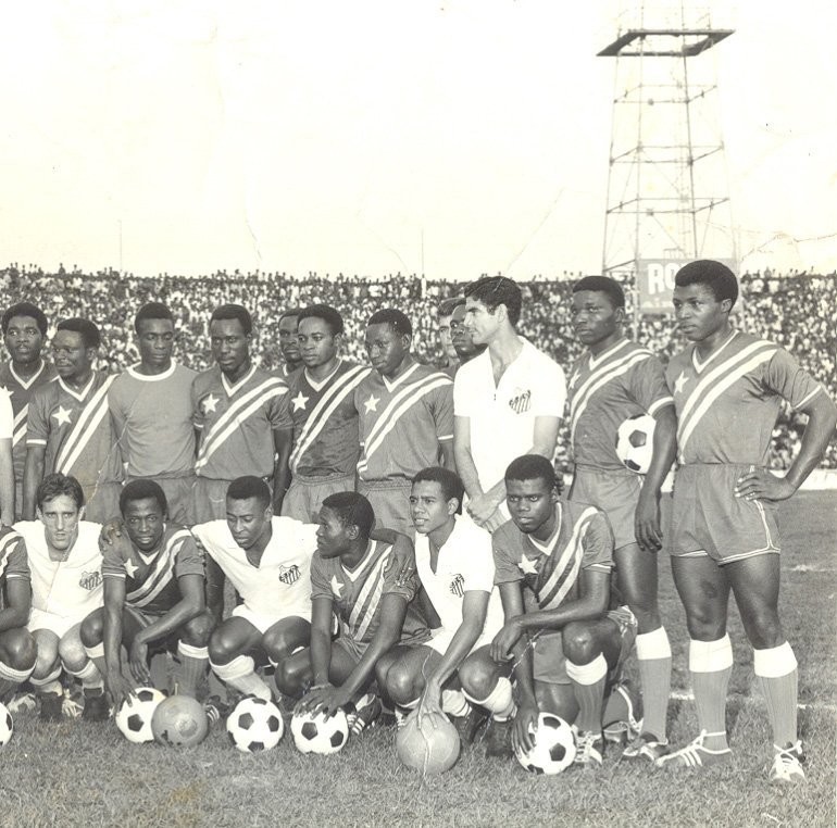 Pelé (agachado) posa com o Congo Brazzaville. A presença do time do Santos no Congo, em 1969, parou a guerra civil no país por três diasArquivo