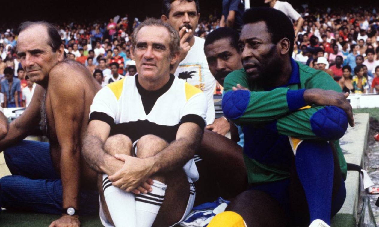 Pelé e Renato Aragão durante gravações do filme "Os Trapalhões e o Rei do Futebol", no Maracanã, que contou com a figuração de 121 mil pessoas, que lotavam o estádio para ver o Vasco conquistar a Taça Guanabara em viótria de 2 a 0 sobre o maior rival, o Flamengo — Foto: José Doval / Agência O Globo