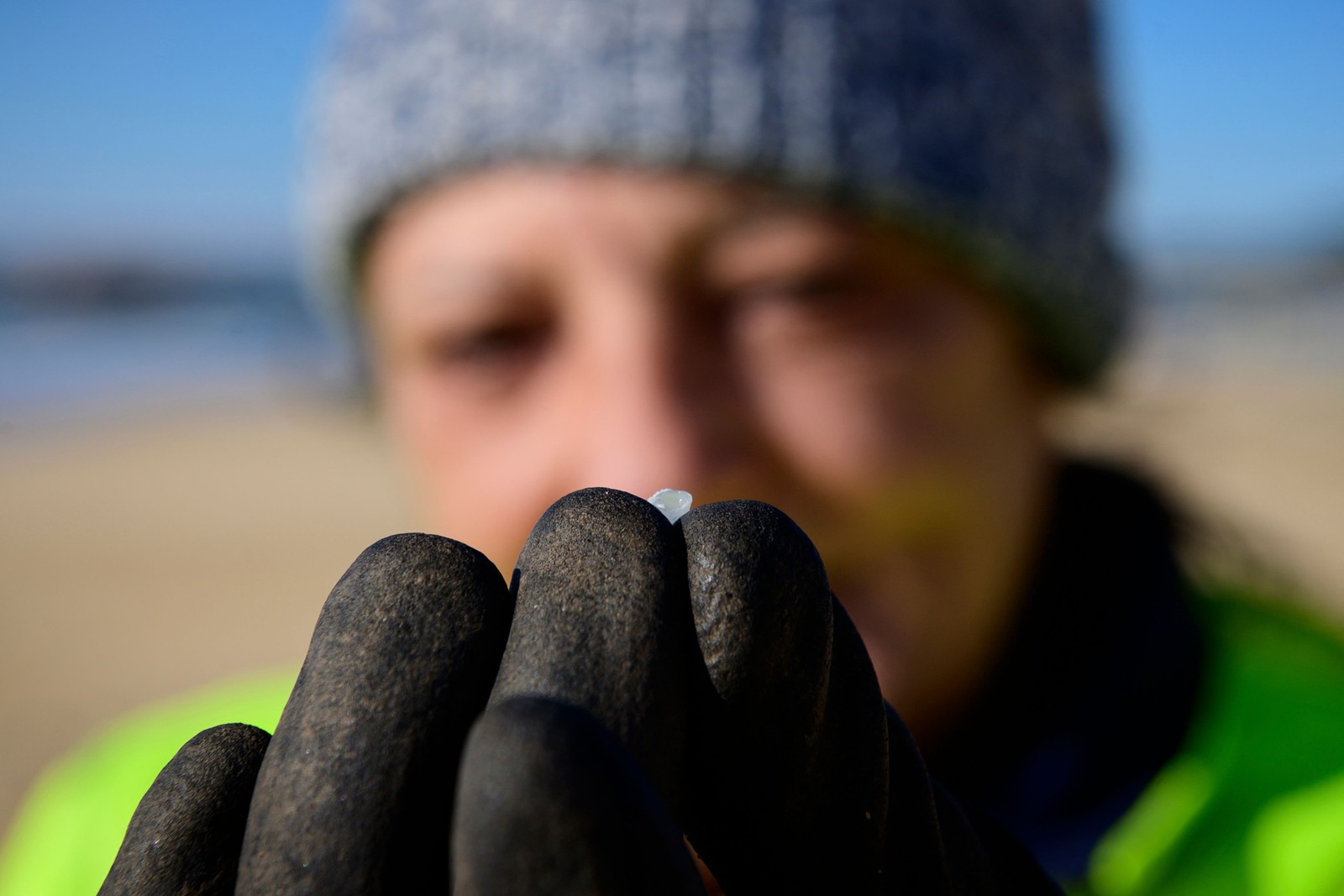 Micro esfera de plástico na praia de Corrubedo, na Espanha — Foto: MIGUEL RIOPA