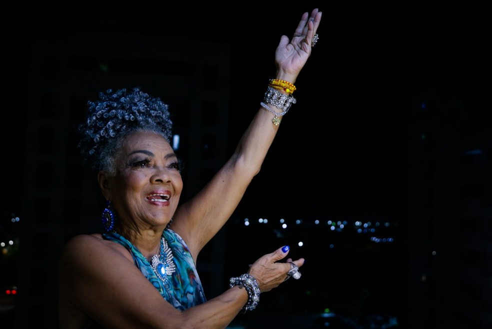 Vilma Nascimento fez história como porta-bandeira da Portela — Foto: Roberto Moreyra