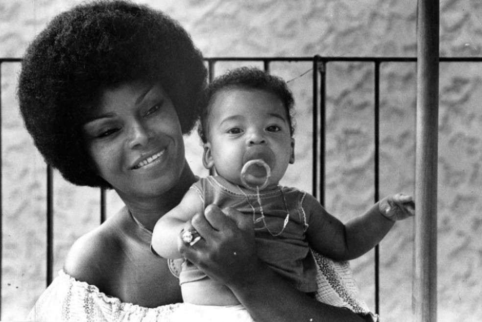 Elza Soares em 1977 com Garrinchinha, o filho dela com o craque Mané Garrincha — Foto: Otávio Magalhães/Agência O GLOBO