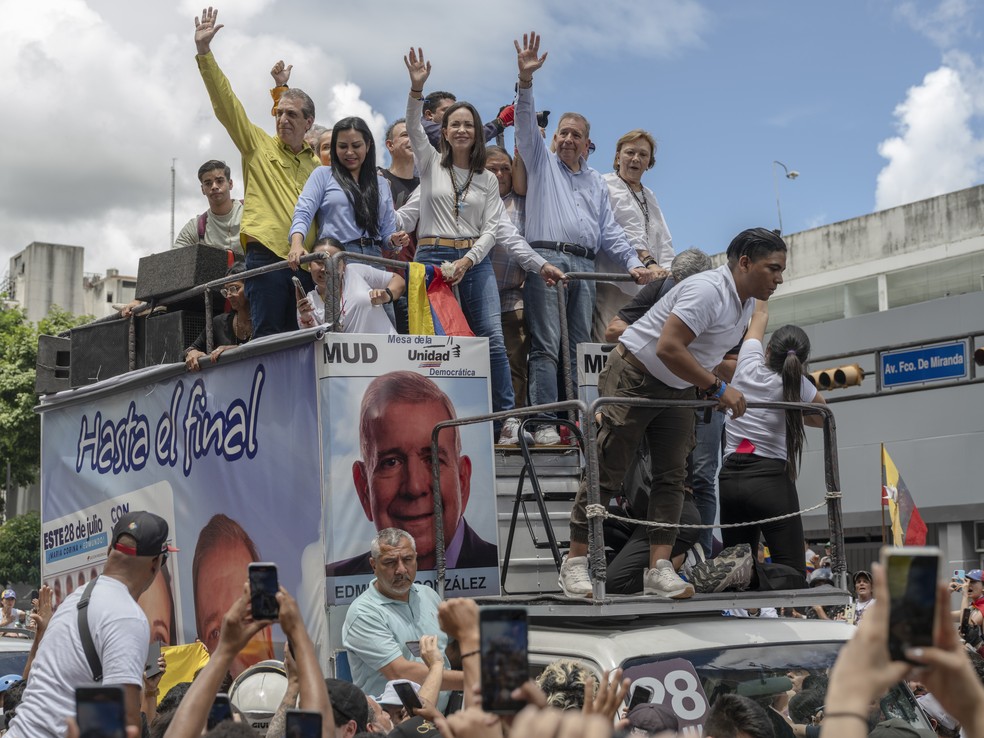 A líder da oposição na Venezuela, María Corina Machado, e o candidato de consenso da oposição, Edmundo González Urrutia, durante comício em Caracas — Foto: Alejandro Cegarra/The New York Times