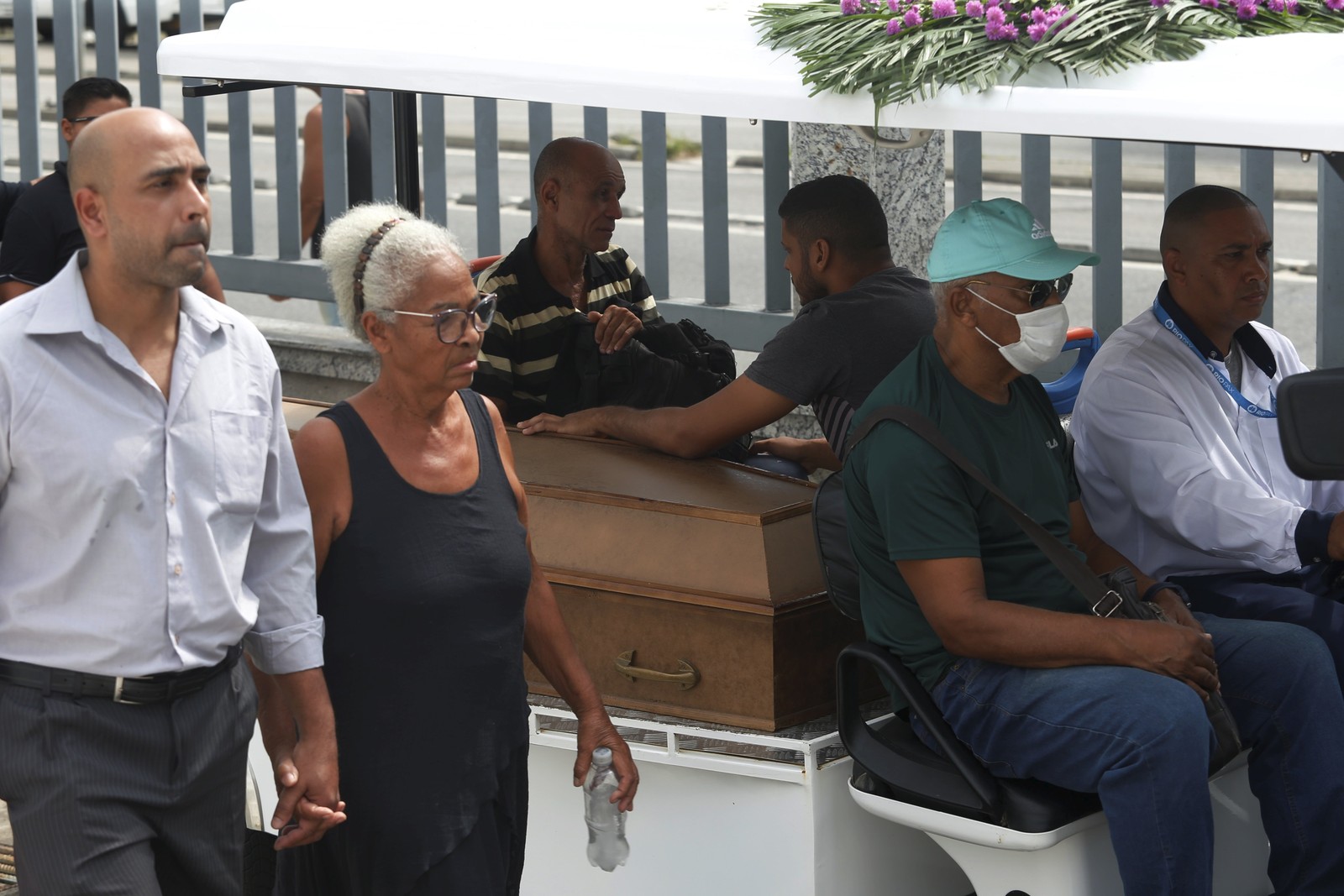 Enterro de Paulo Roberto Braga, de 68 anos, no Cemitério de Campo Grande — Foto: Fabiano Rocha/Agência O Globo