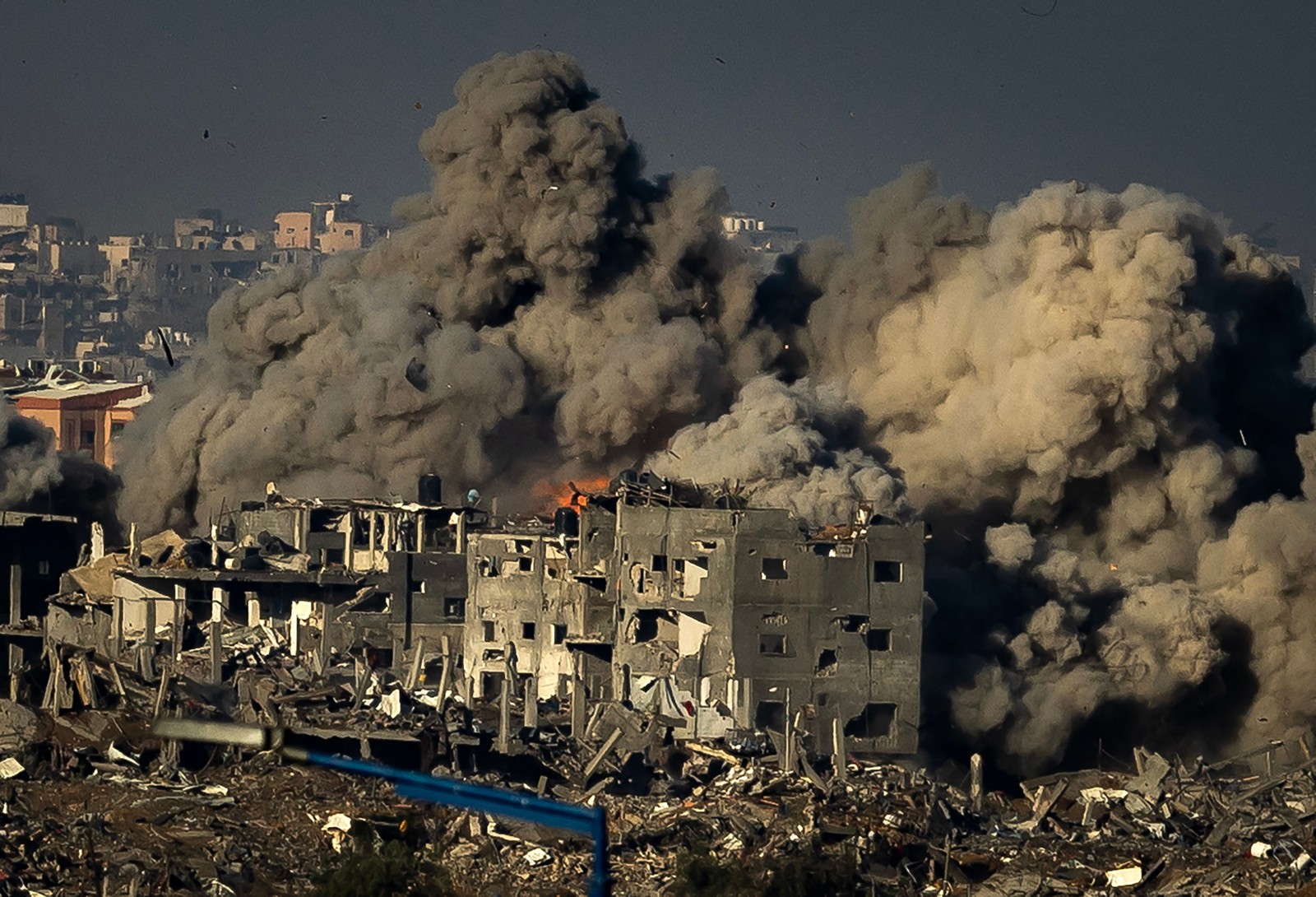 A fumaça sobe durante um bombardeio militar israelense no norte da Faixa de Gaza, em 15 de novembro de 2023 — Foto: FADEL SENNA / AFP