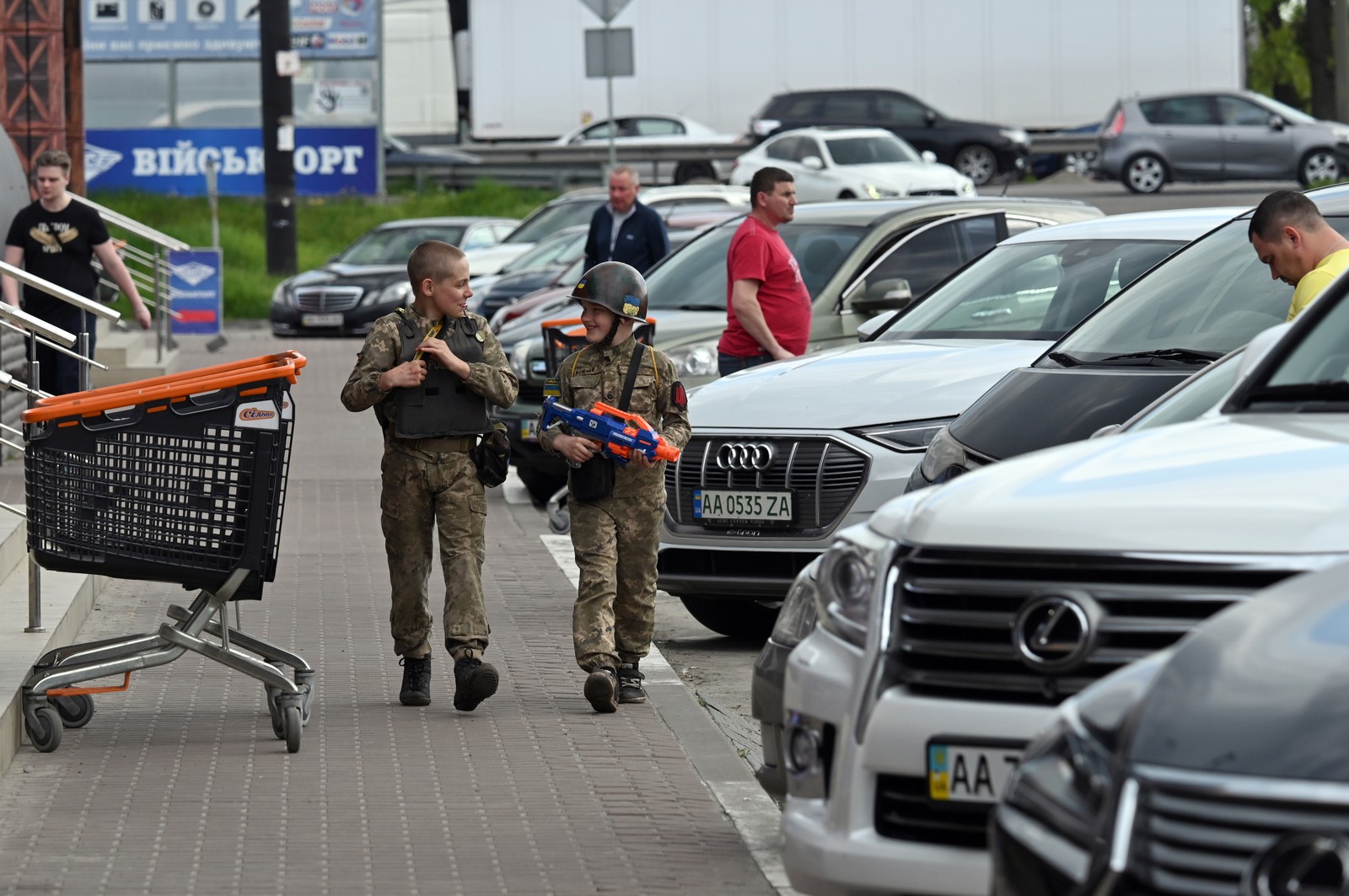 Crianças usam roupas militares e armas de plástico nos arredores de Kiev — Foto: Sergei Supinsky/AFP