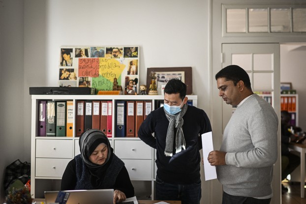 Yassir Anwar (à direita), do Paquistão, fala com seus colegas na Associação de Solidariedade aos Migrantes, onde trabalha, em Lisboa. Depois de viver e trabalhar em diferentes países europeus (Dinamarca, Noruega, França), ele decidiu viver em Portugal.