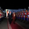 Presidente da Rússia, Vladimir Putin, é acompanhado por Battsetseg Batmunkh, Ministra das Relações Exteriores da Mongólia, ao chegar no aeroporto de Ulaanbaatar - Natalia Gubernatorova / POOL / AFP