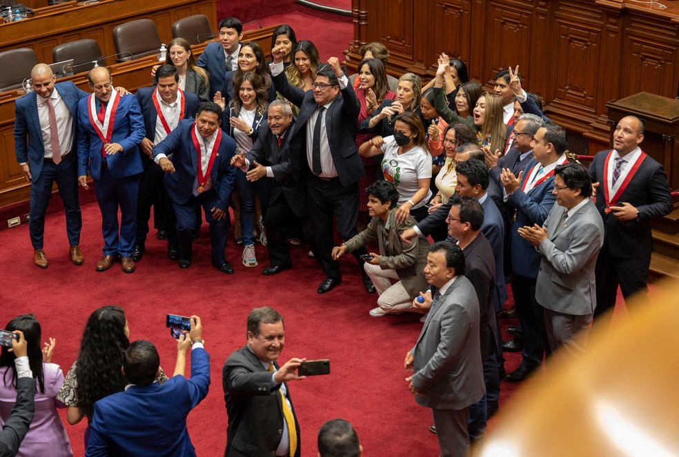 Deputados comemoram destituição de Castillo depois que ele tentou fechar Congresso — Foto: Cris BOURONCLE / AFP