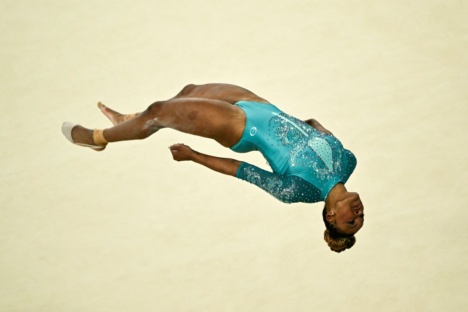 Rebeca Andrade registrada durante salto no solo — Foto: Lionel BONAVENTURE / AFP