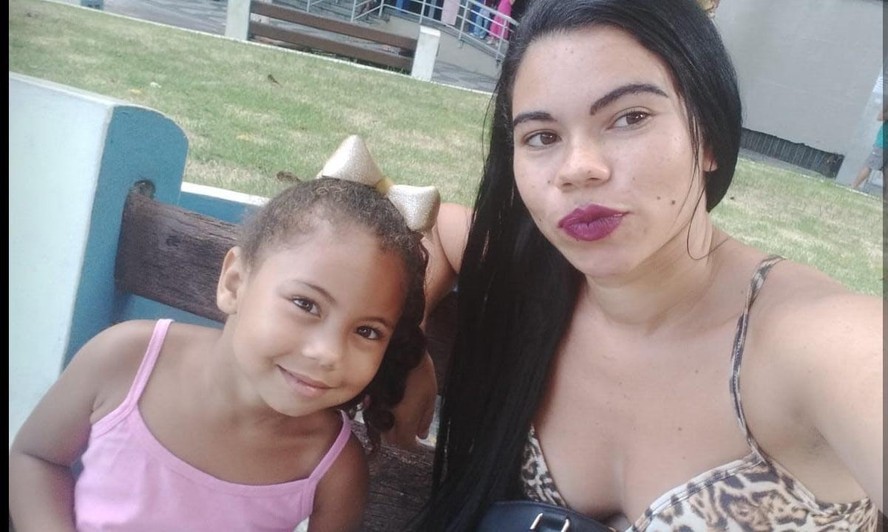 Heloise e sua mãe Larissa, que segue internada