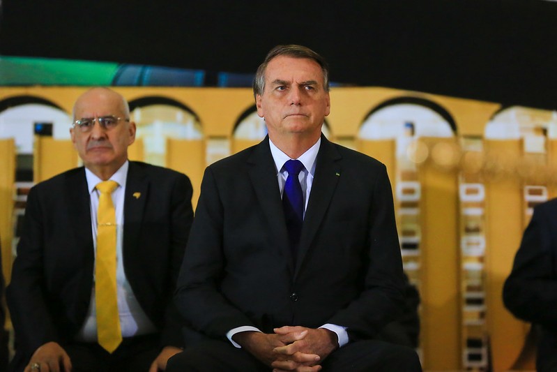 Nas cerimônias, Bolsonaro aparece sempre com o semblante fechado — Foto: Divulgação