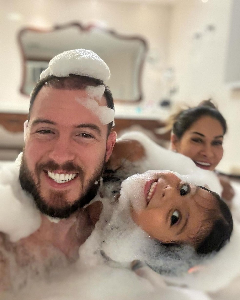 Maíra Cardi e o marido, Thiago Nigro, com Sophia — Foto: Reprodução Instagram