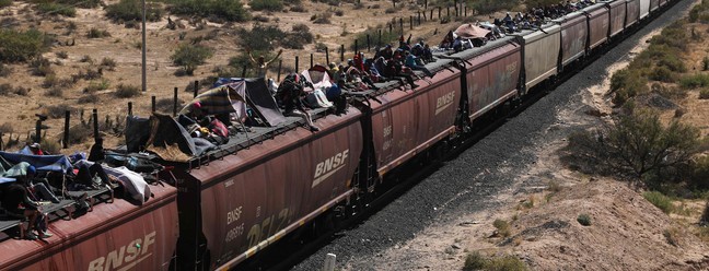 Migrantes, principalmente da Venezuela, viajam nos vagões de um trem de mercadorias para Ciudad Juarez, estado de Chihuahua, México — Foto: HERIKA MARTINEZ / AFP