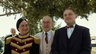 Lily Gladstone, Robert De Niro e Leonardo DiCaprio em "Assassinos da Lua das Flores" — Foto: Divulgação/AppleTV+