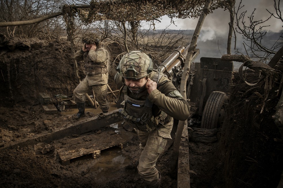 Militares ucranianos fazem disparos de artilharia contra posições russas em Avdiivka — Foto: Tyler Hicks/The New York Times