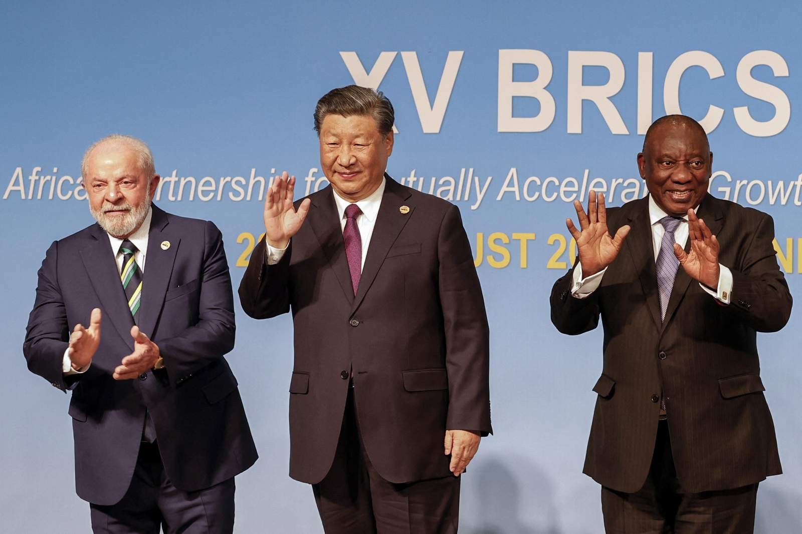 O presidente do Brasil, Luiz Inácio Lula da Silva, o presidente da China, Xi Jinping, e o presidente da África do Sul, Cyril Ramaphosa, na BRICS 2023 — Foto: GIANLUIGI GUERCIA / POOL / AFP