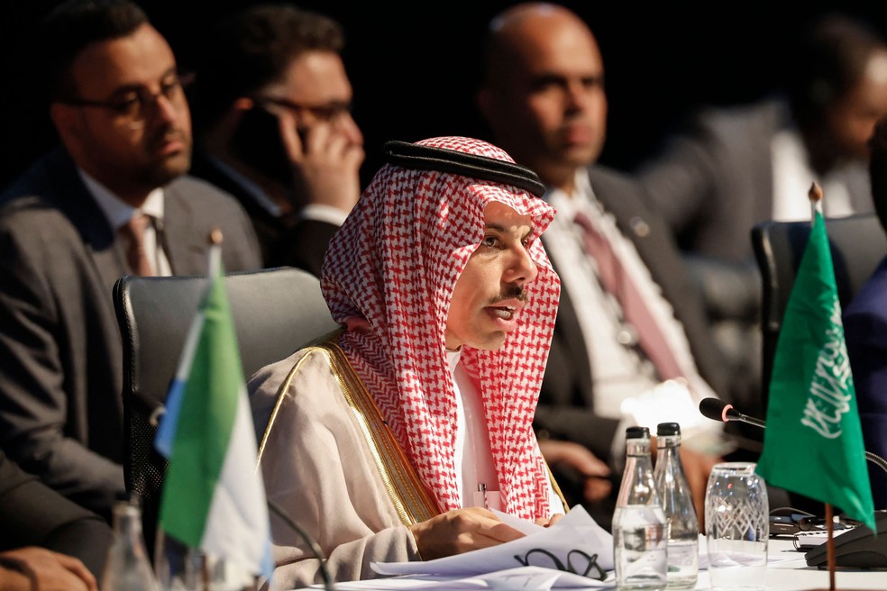 O ministro das Relações Exteriores, Faisal bin Farhan al-Saud, participa de encontro expandido dos Brics. — Foto: Marco Longari/AFP