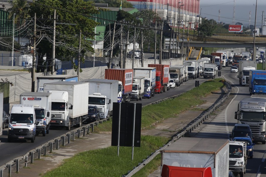 Motoristas de caminhão aderem à manifestação contra o crescente número de roubo de cargas no Rio