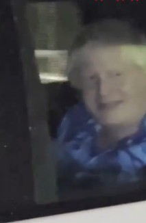 Boris Johnson chega em Mumbai para casamento — Foto: Reprodução de vídeo