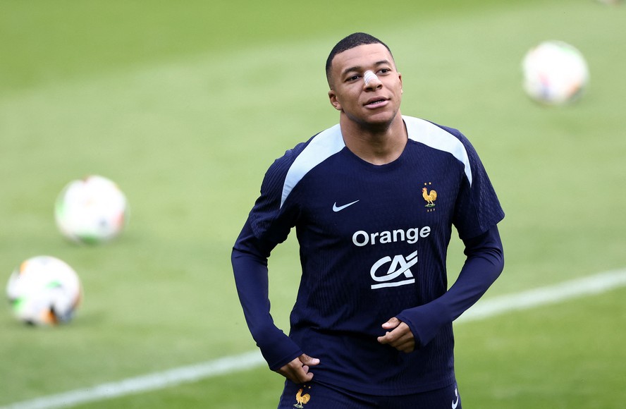 Mbappé no treino da França nesta quarta-feira