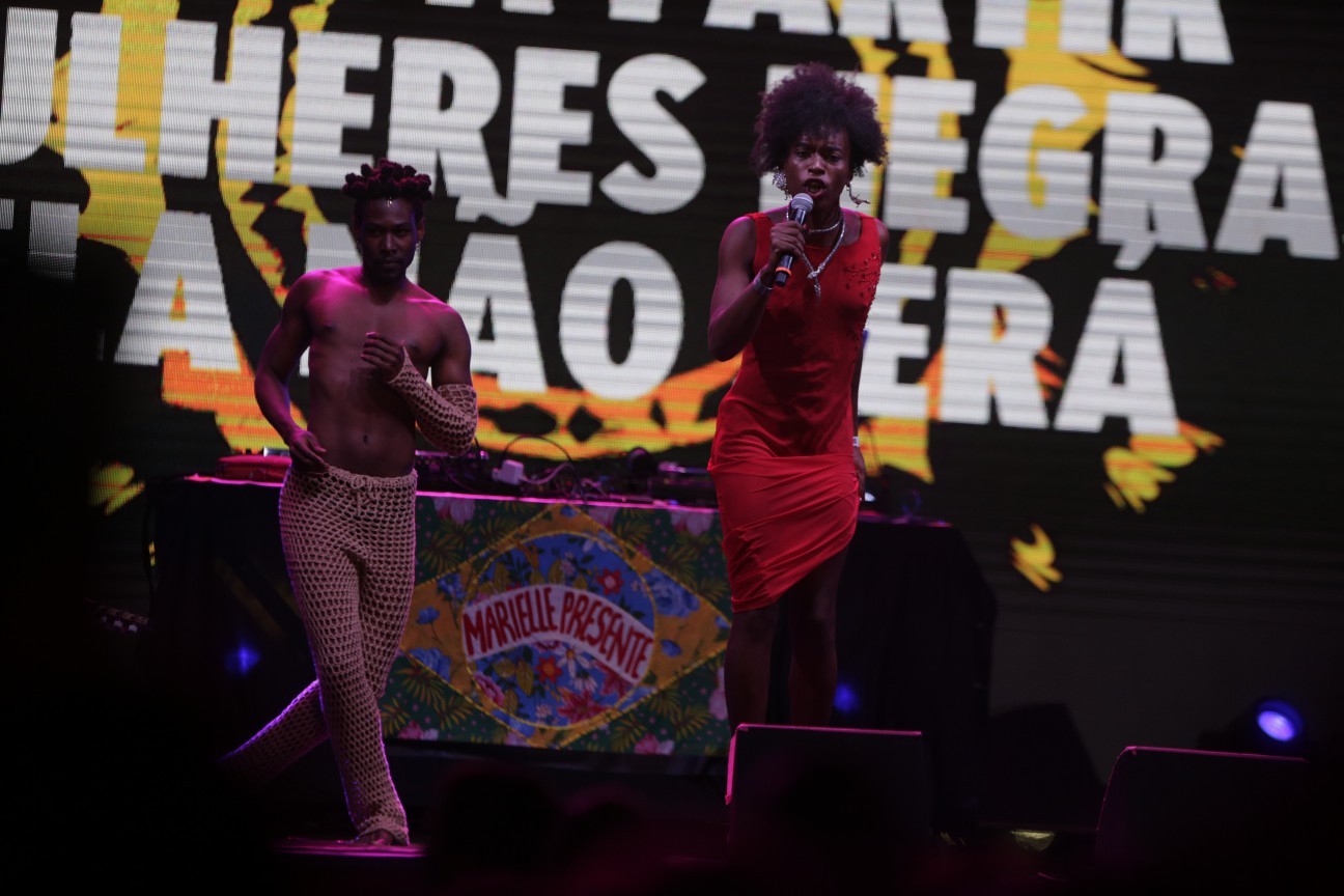 A cantora Azula durante apresentação em festival em homenagem à Marielle Franco  — Foto: Alexandre Cassiano 