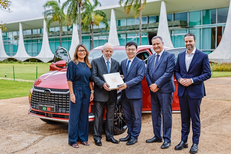 Presidente da República, Luiz Inácio Lula da Silva, recebe representantes da BYD Brasil no Palácio do Alvorada