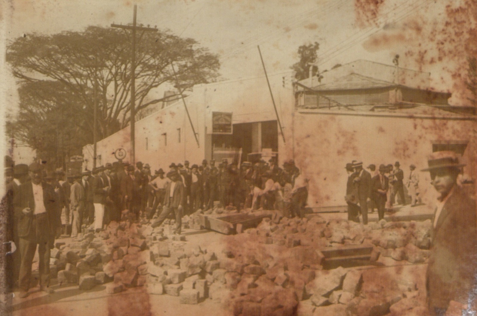 Trincheira de tropas rebeldes na região de Campos Elíseos — Foto: Arquivo Público do Estado de São Paulo