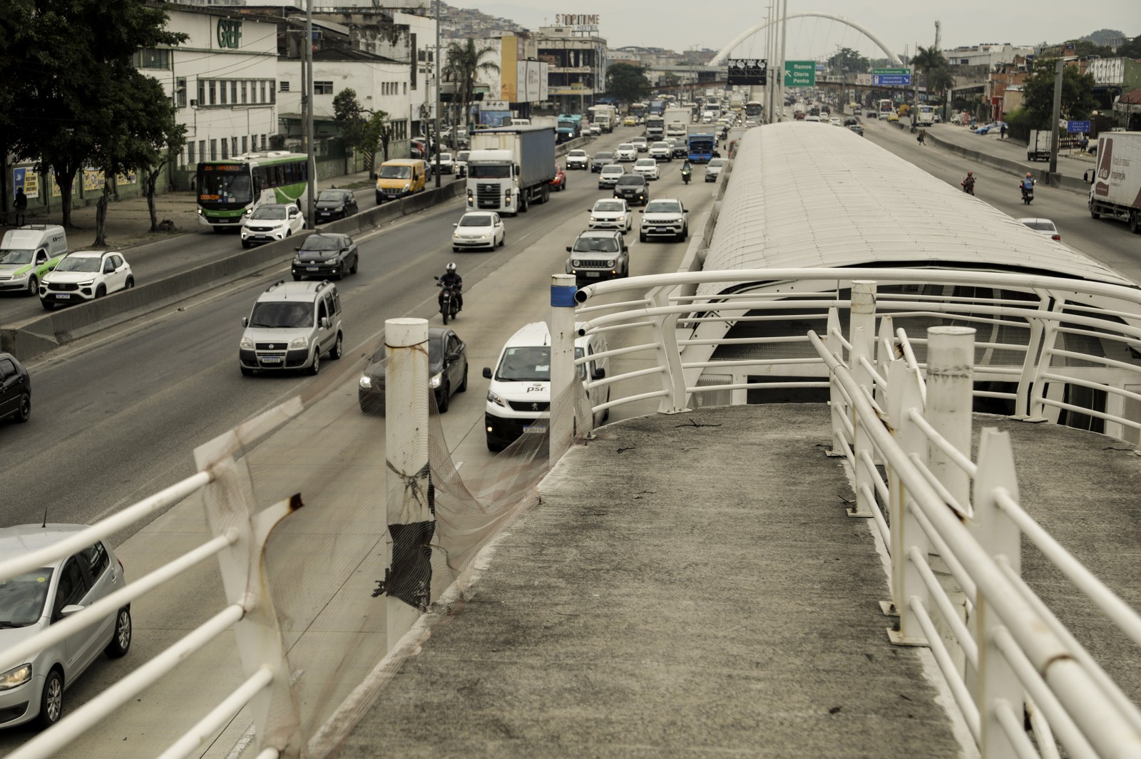 Peças do guarda-corpo furtadas em passarela de acesso à estação do BRT de  Bonsucesso