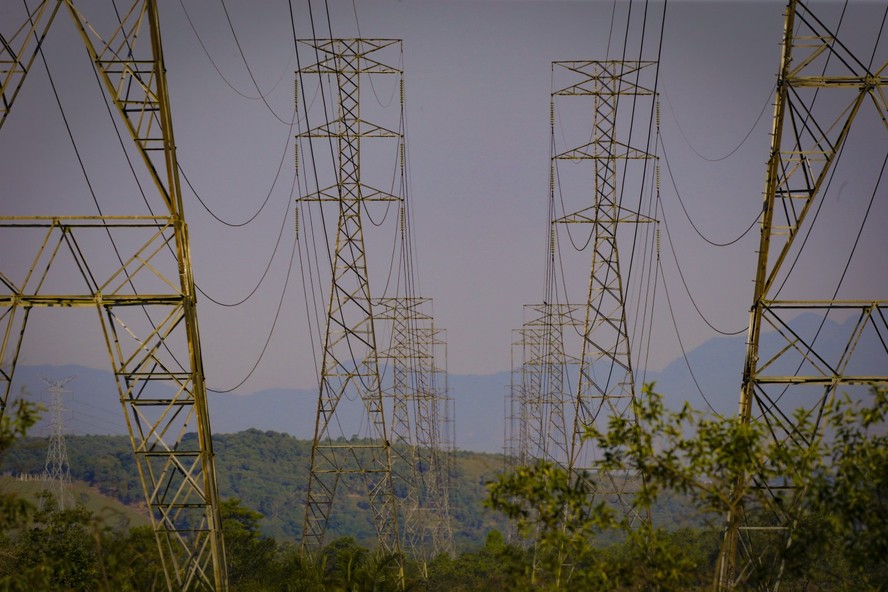 Programa em sete eixos. Linhas de transmissão fazem parte do Novo PAC na área de segurança energética. Ele contempla ainda infraestrutura urbana e social