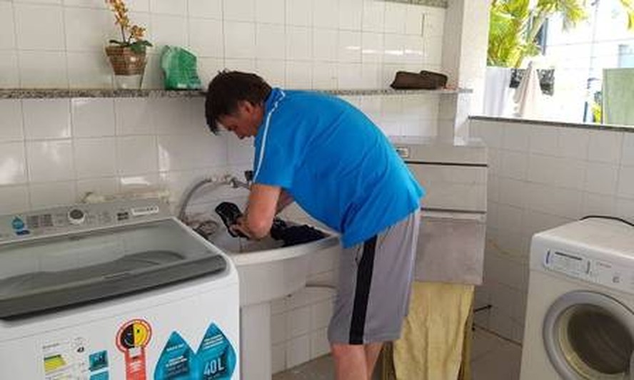 Jair Bolsonaro lavando roupa durante estadia na Ilha da Marambaia