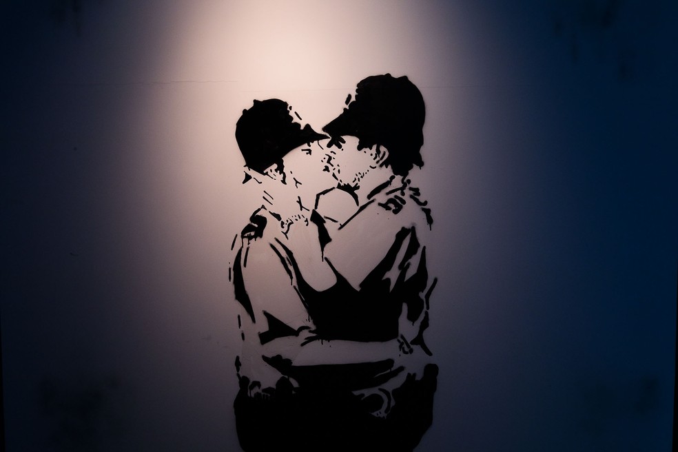 “Kissing coppers”, Banksy — Foto: Divulgação