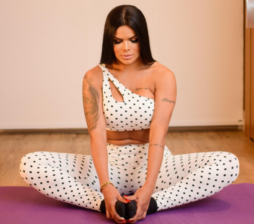 Juliana Souza investe em ioga para relaxar antes do desfile