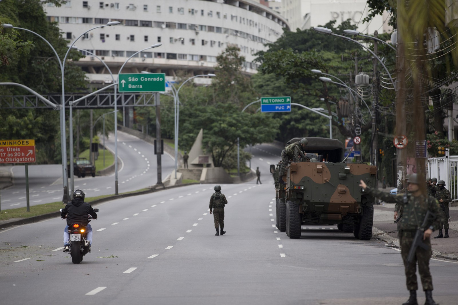 Operação das forças de segurança na comunidade da Rocinha. Participaram da ocupação as polí­cias Civil, Militar e Federal, além de agentes do Exército — Foto: Márcia Foletto / Agência Globo