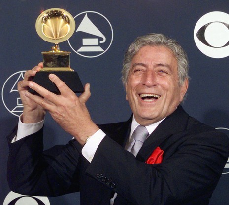 Tony Bennett recebe sua premiação no Grammy de 1998, em Nova York. Bennett recebeu o prêmio de Melhor Performance Vocal Pop Tradicional por "Tony Bennett on Holiday".