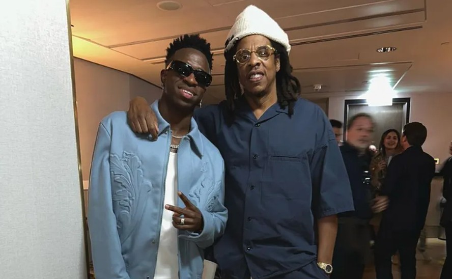 O jogador Vini Jr (à esquerda) posa com o rapper Jay-Z
