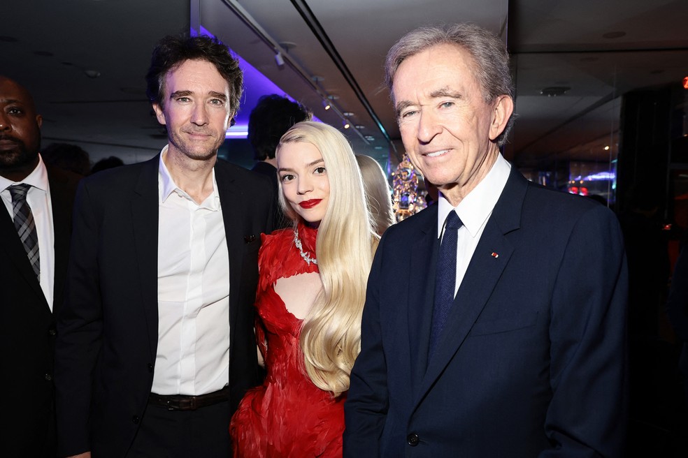 Antoine Arnault, a atriz Anya Taylor-Joy, e Bernard Arnault , o homem mais rico do mundo e presidente e diretor-executivo do grupo LVMH, dona das grifes Louis Vuitton, Dior e Tiffany's, — Foto: AFP